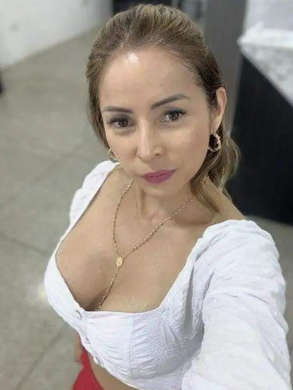 Océane, 26 ans, rencontre adulte à Marseille
